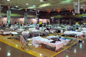 Ministros Voluntarios de Scientology  acondicionando refugios en Nashville. 
