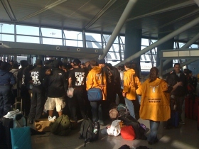 Ministros Voluntarios de Scientology y miembros de otras organizaciones de ayuda en el Aeropuerto JFK esperando a despegar para Haití.