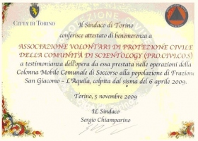 Certificado al Mérito del alcalde de Turín en reconocimiento de la Asociación de la Comunidad de Protección Civil de Scientology (PRO.CIVI.COS) por la defensa civil y las labores de ayuda en nombre de la Villa de San Giacomo y la ciudad de L'Aquila, golpeadas por el terremoto del 6 de abril de 2009.