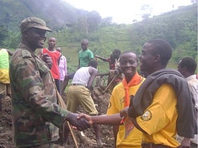 Scouts de Kenia que se entrenaron como Ministros Voluntarios de Scientology ayudaron en la acción de búsqueda y rescate tras deslizamientos de tierra en el Distrito de Bududa, Uganda.