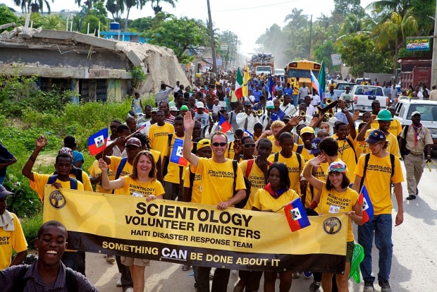 Ministros Voluntarios de Scientology de Haití y otras naciones marchan desde el suburbio Carrefour de Puerto Príncipe a la ciudad de Léogane en la celebración del Día de la Bandera, una fiesta nacional que conmemora la independencia de Haití de la opresión francesa y la esclavitud en 1803.