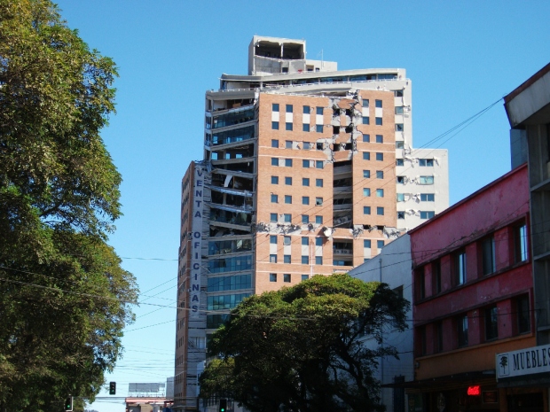 Reconstrucción de la torre dañada en Concepción, marzo de 2010