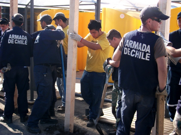 Asistiendo al ejército de Chile en la construcción de refugios permanentes, mayo de 2010.